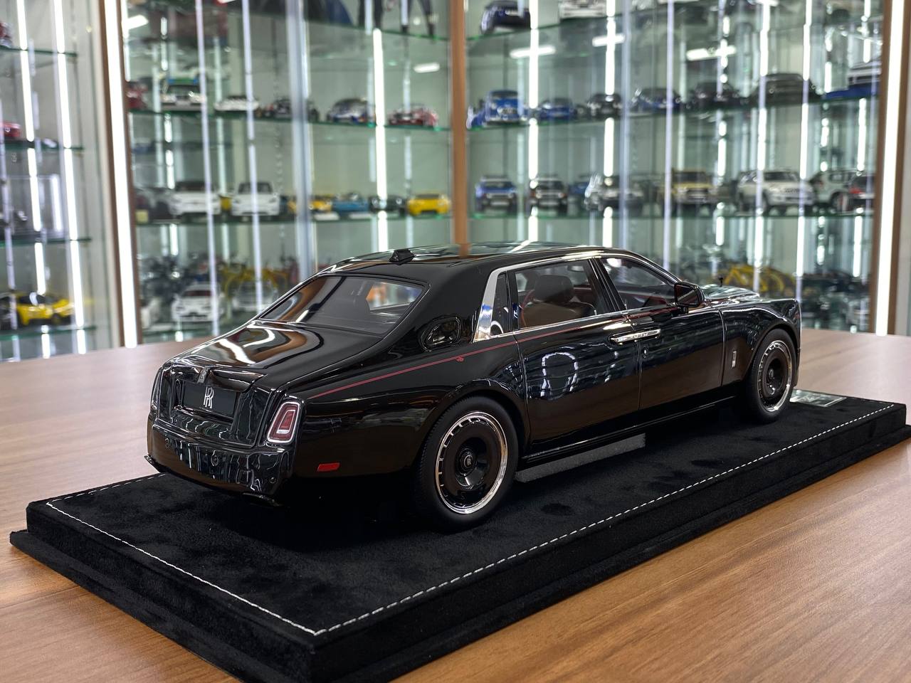 1:18 Resin Model  - H&H Rolls Royce Phantom Extended Wheelbase II (Black Dragon)
