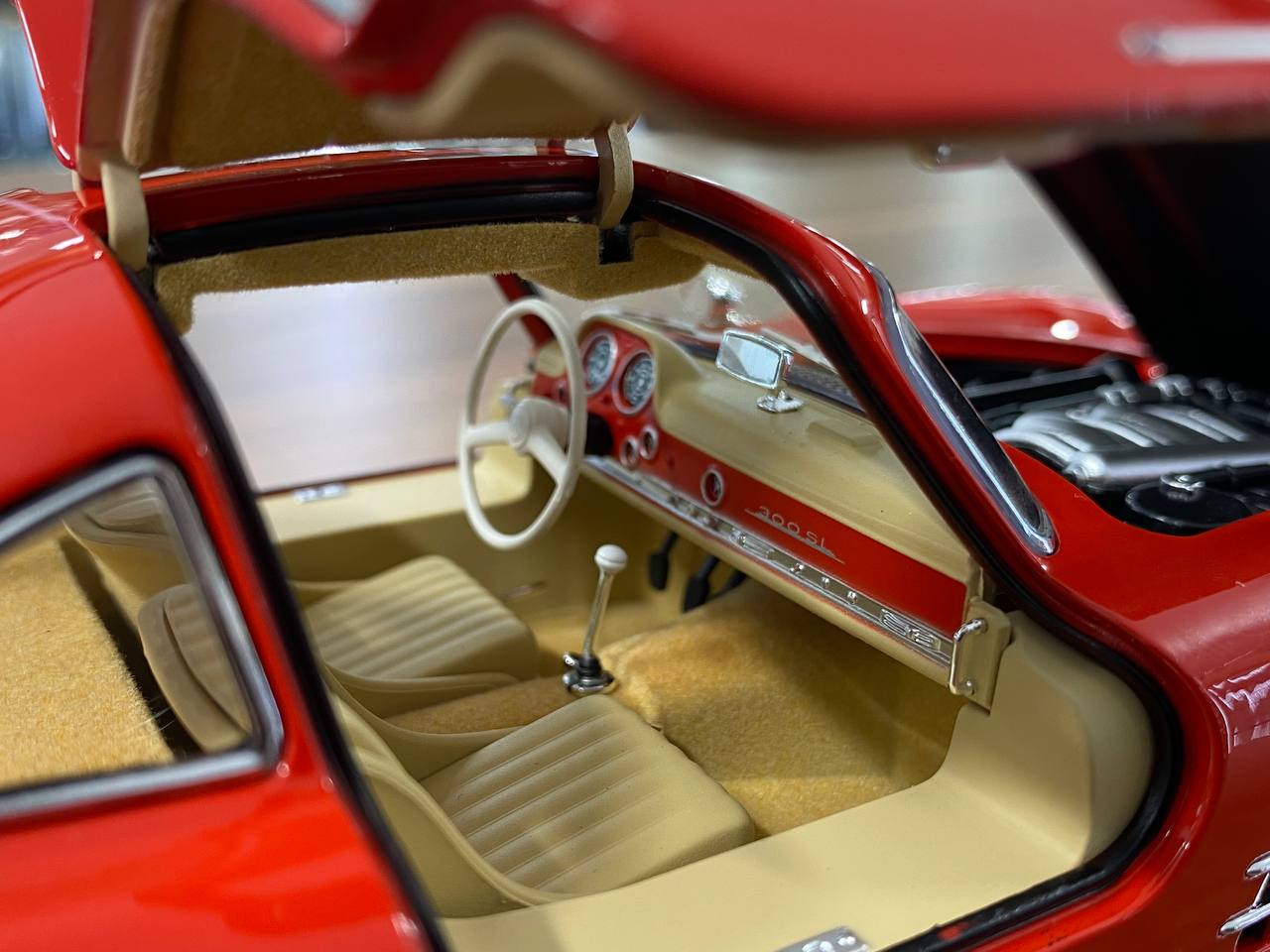 1/18 metal diecast Norev Dealer Edition  Mercedes-Benz 300 SL 1954-1957  Fire Engine Red