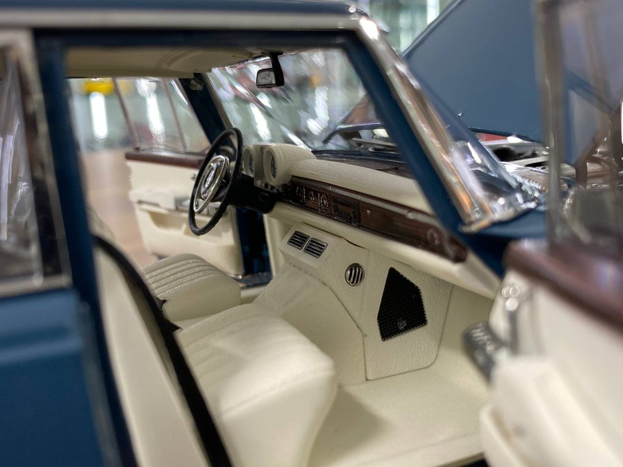 1:18 Diecast Full Opening – NZG Modelle GmbH Dealer Edition Mercedes-Benz 600 Pullman (W100)