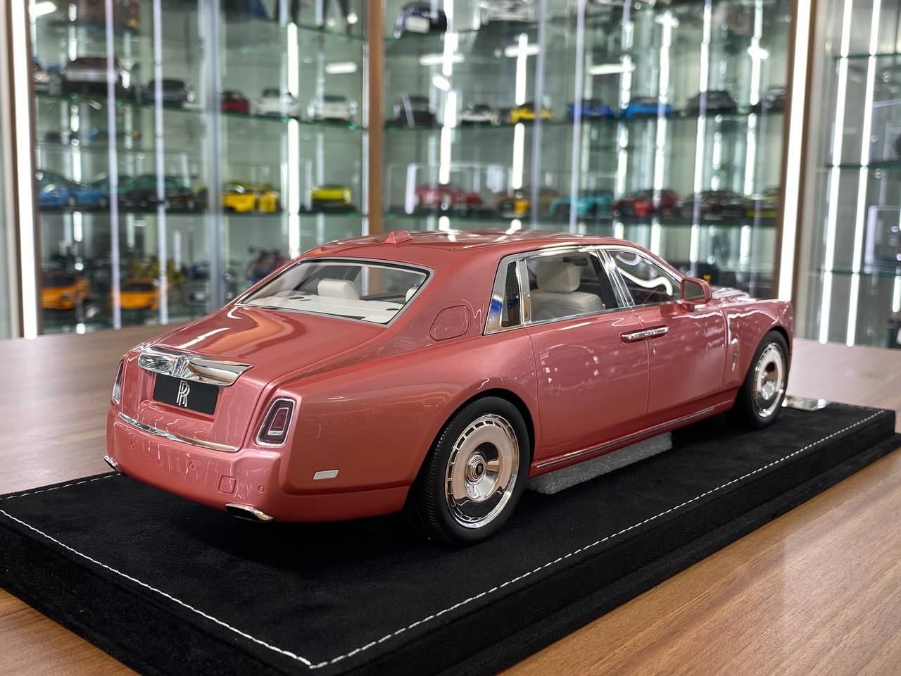 1/18 Resin H&H Rolls Royce Phantom Extended Wheelbase II Rose Gold Ltd.Edn.30 pcs