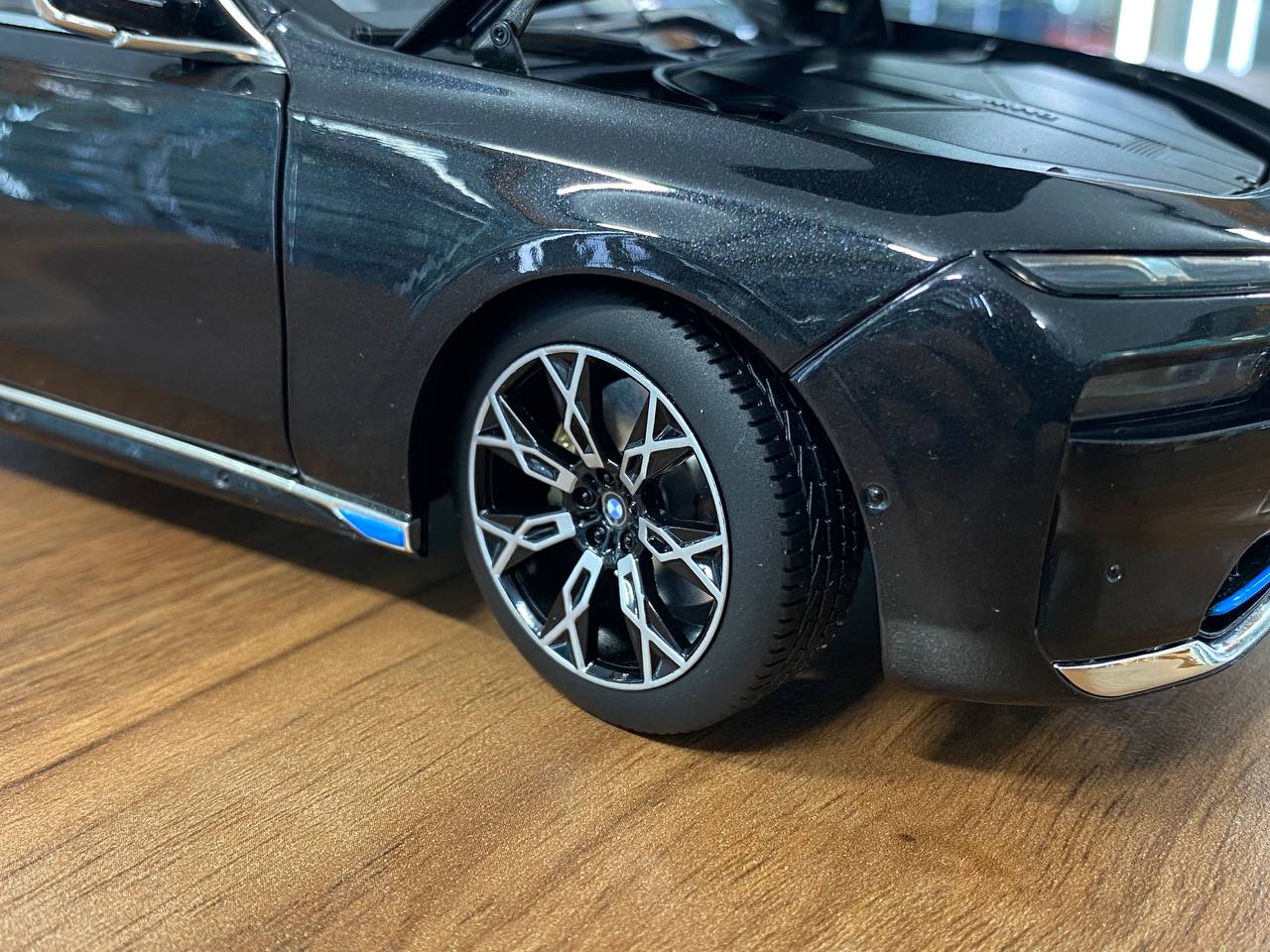 1/18 Metal Diecast Full Opening Minichamps Dealer Edition BMW i7 (2022) - Black Metallic