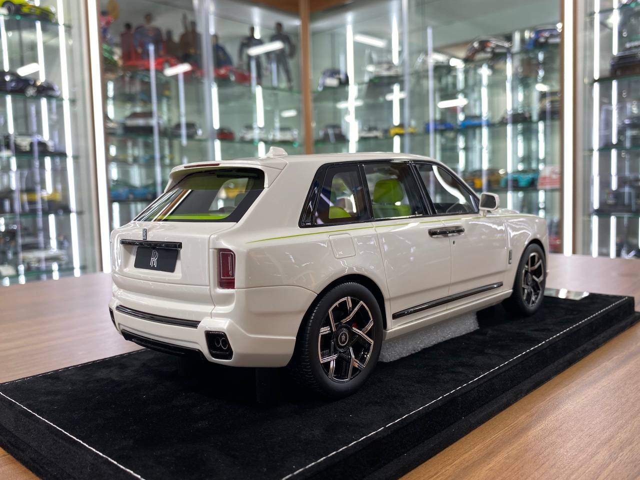 1/18 Resin Model – H&H Rolls Royce Cullinan Series II Pearl White with Black Badge  Limited Edition: 30 pcs