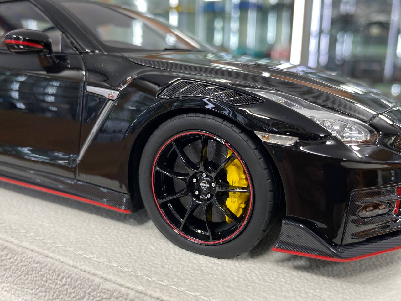 1/18 Resin Model – Nissan GT-R R35 NISMO Special Edition | Make Up |Black / Carbon Fiber Hood