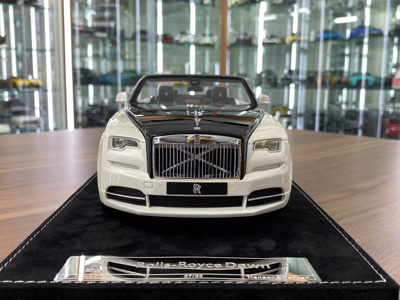 1/18 Resin Model – Rolls Royce Dawn | H&H |Pearl White / Diamond Black