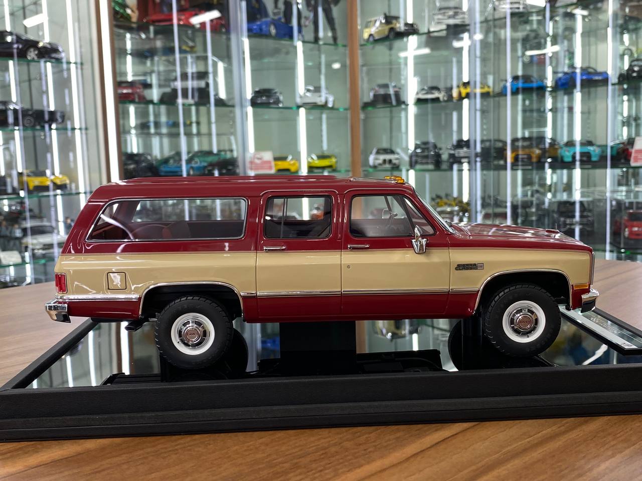 1/18 Resin Old School Models GMC SUBARBAN 86 2500 (1986) Red & Beige  Limited 100 pcs