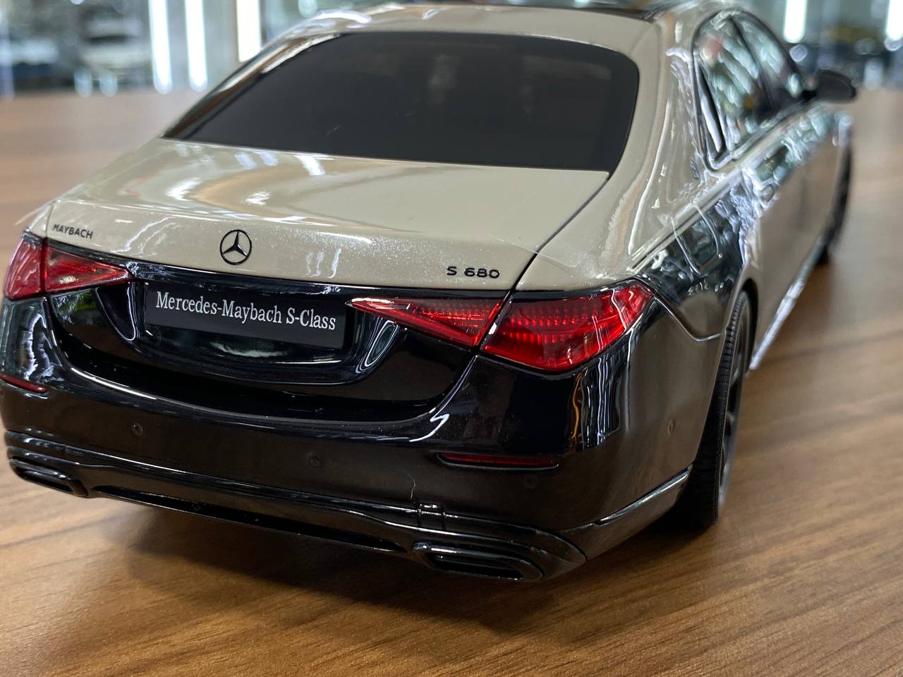 Mercedes-Maybach S680 W223 Night Series 2023 Mojave Silver Onyx Black 1/18 Diecast