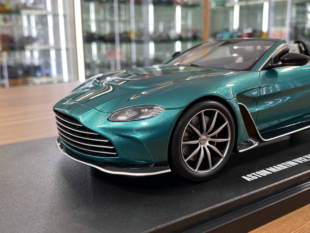 1/18 Resin Model GT Spirit Aston Martin V12 Vantage Roadster 2023 – Green – Limited Edition