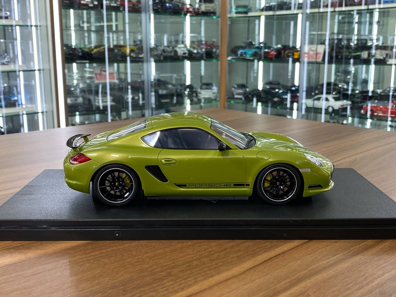 1/18 Resin Model GT Spirit Porsche (987.2) Cayman R 2012 – Green – Limited Edition