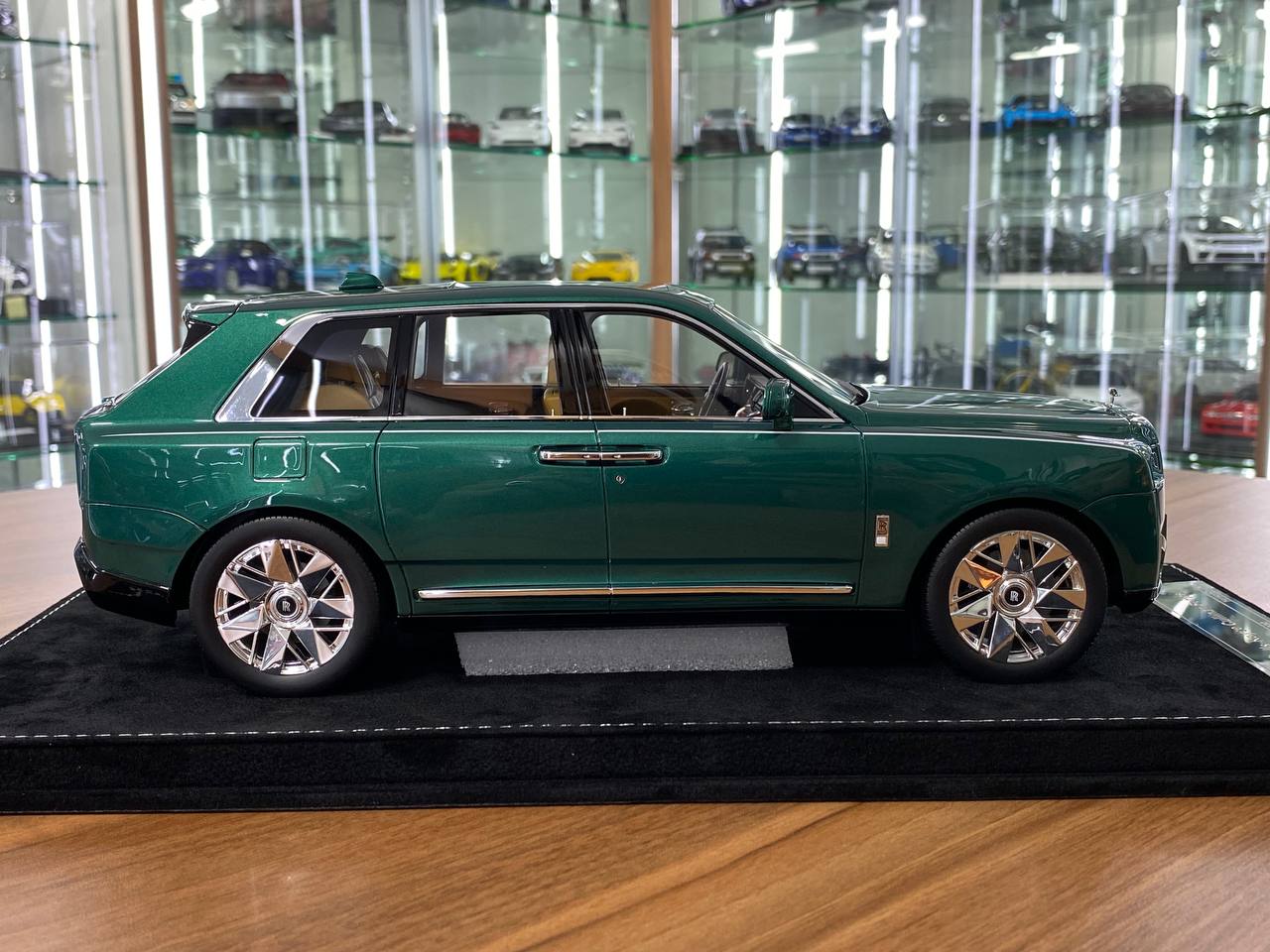 1:18 Resin – H&H Rolls-Royce Cullinan Series II Emerald Green – Limited 30 pcs