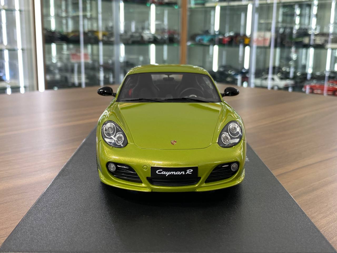 1/18 Resin Model GT Spirit Porsche (987.2) Cayman R 2012 – Green – Limited Edition