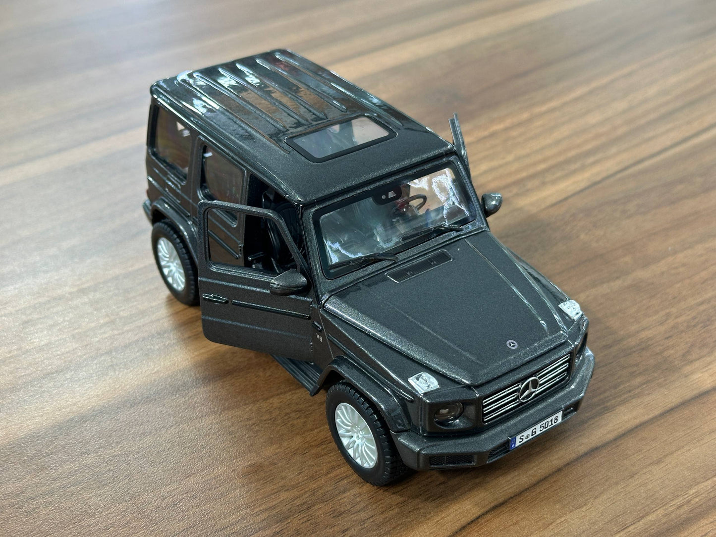 1/25 Diecast Maisto Mercedes-Benz G63 G-Class 2019 – Grey (2 Doors Opening)
