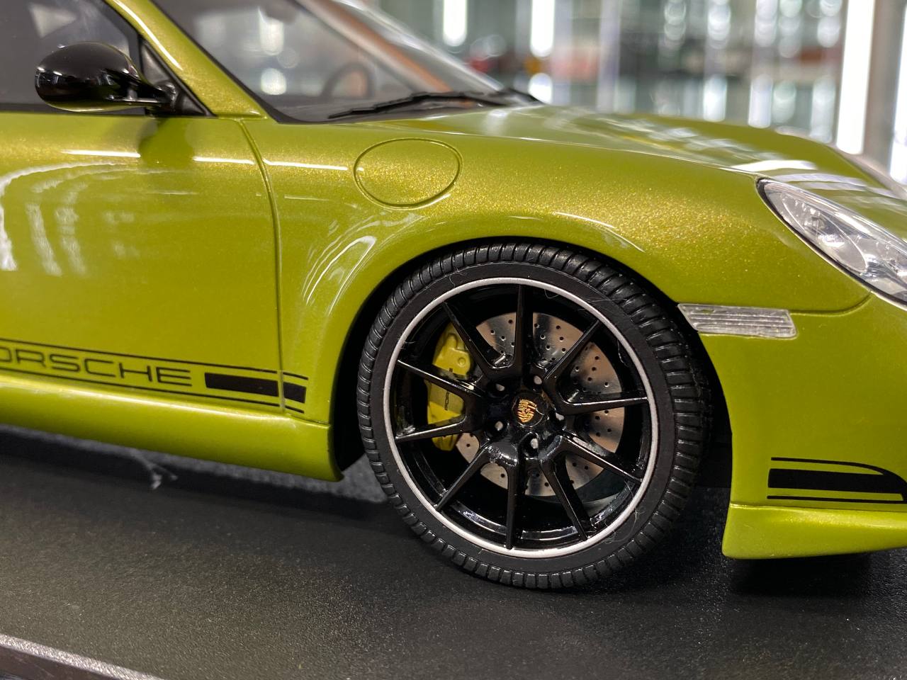 1/18 Resin Model GT Spirit Porsche (987.2) Cayman R 2012 – Green – Limited Edition