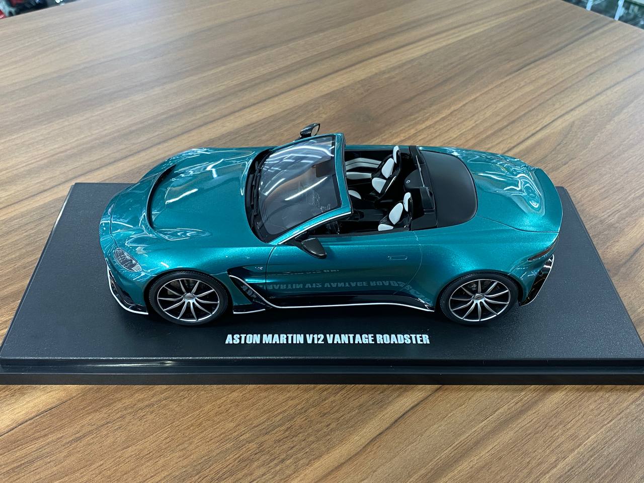 1/18 Resin Model GT Spirit Aston Martin V12 Vantage Roadster 2023 – Green – Limited Edition