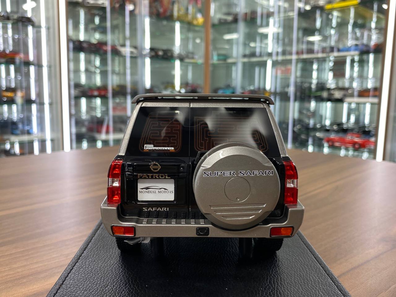 Ivy Model 1/18 Nissan Patrol Super Safari Y61 – Black, Limited Edition