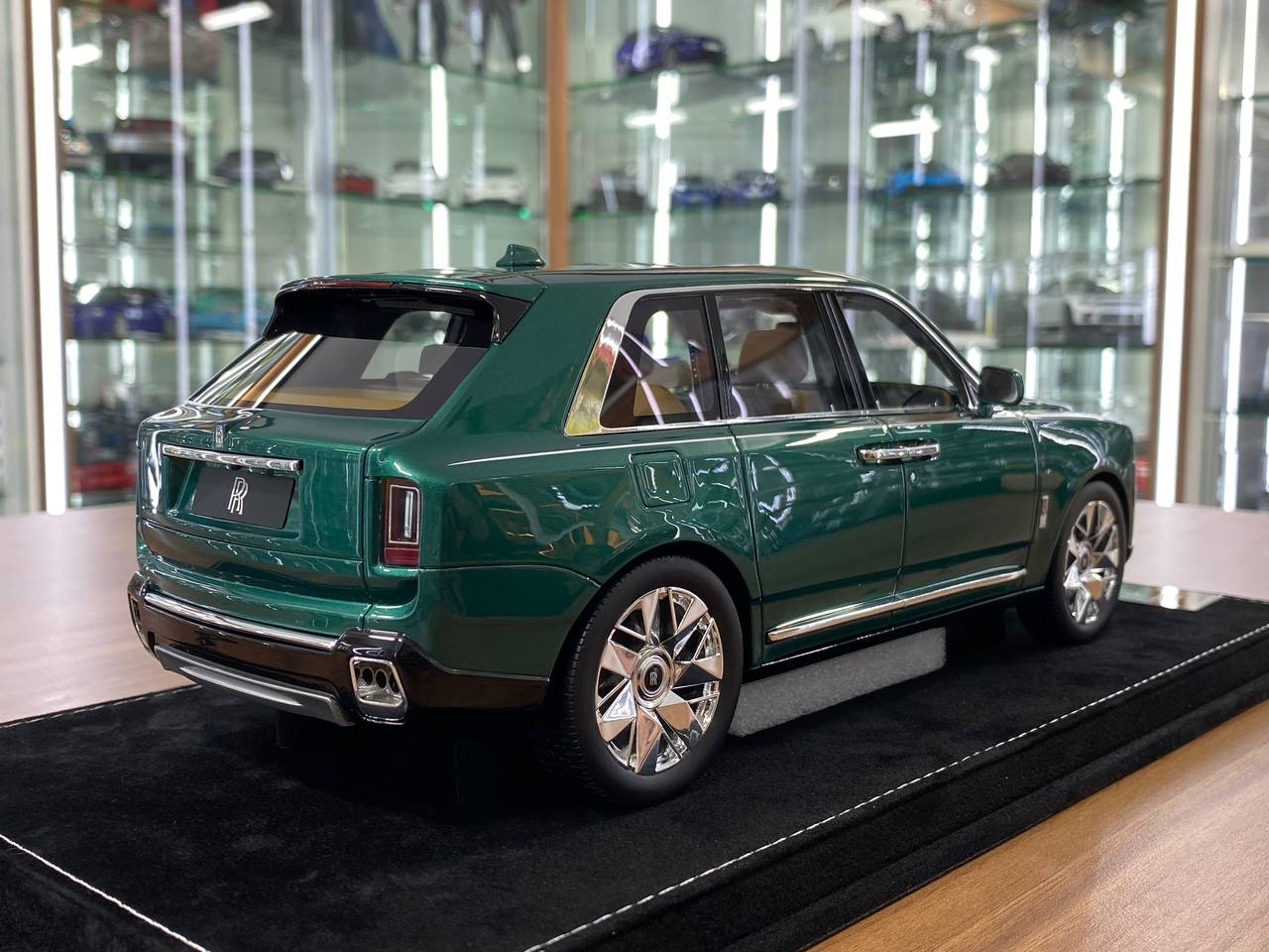 1:18 Resin – H&H Rolls-Royce Cullinan Series II Emerald Green – Limited 30 pcs