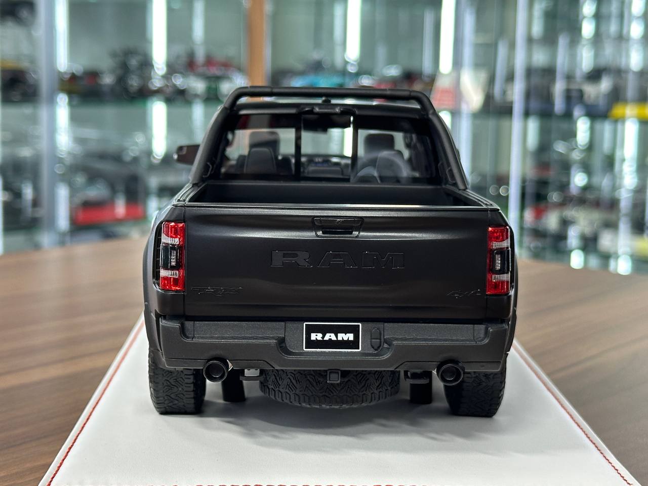 Exclusive 1/18 Dodge Ram TRX 1500 [Black Matt] – Limited Edition (40 pcs)