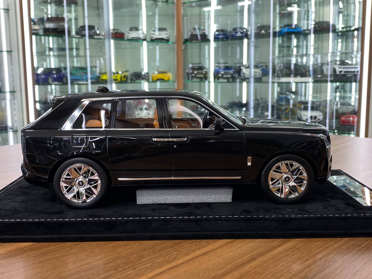 1:18 Resin – H&H Rolls-Royce Cullinan Series II Diamond Black – Limited 30 pcs