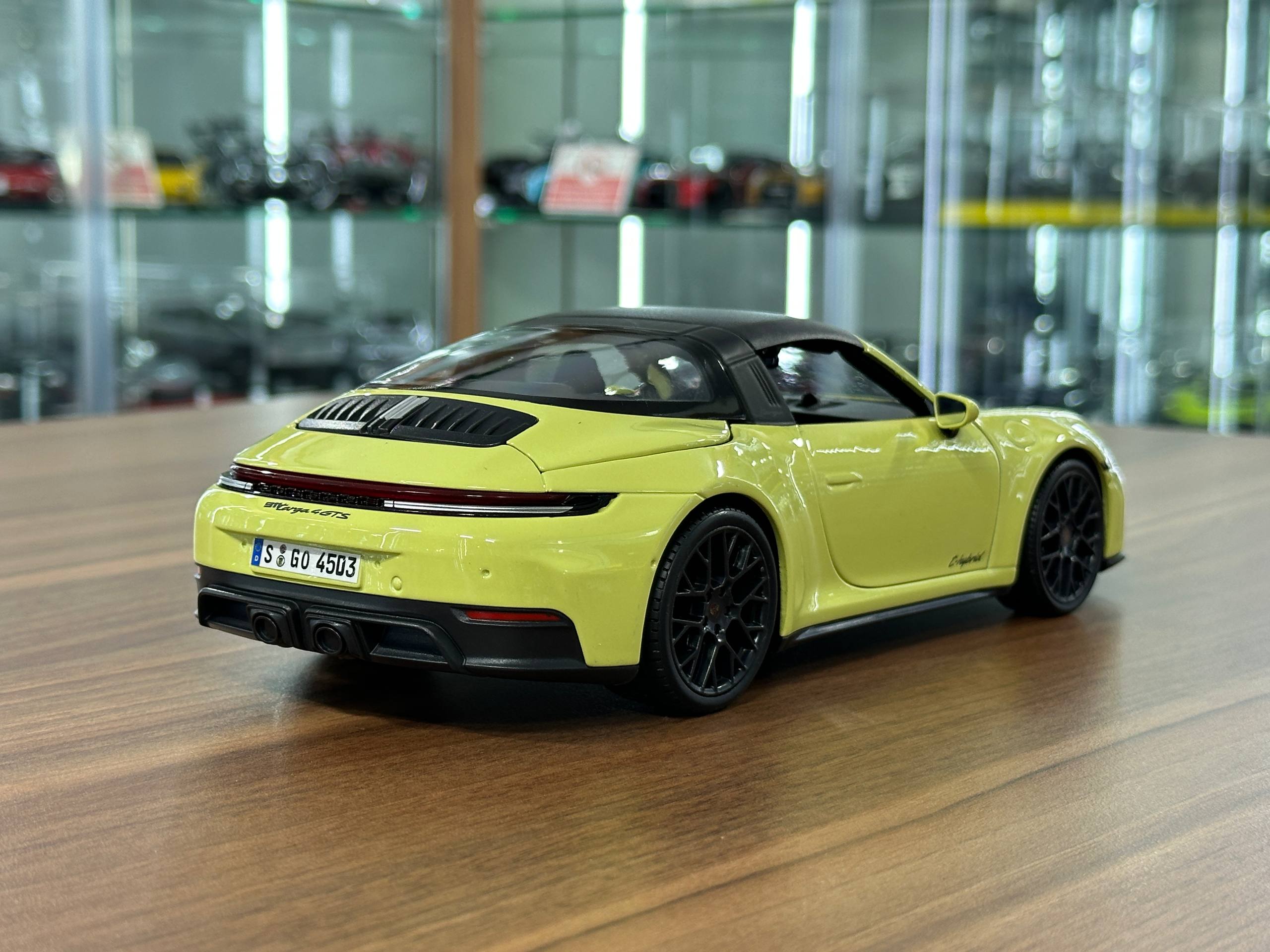 1/18 Diecast Maisto Porsche 911 Targa 4 GTS 992.2 Yellow – dturman.com