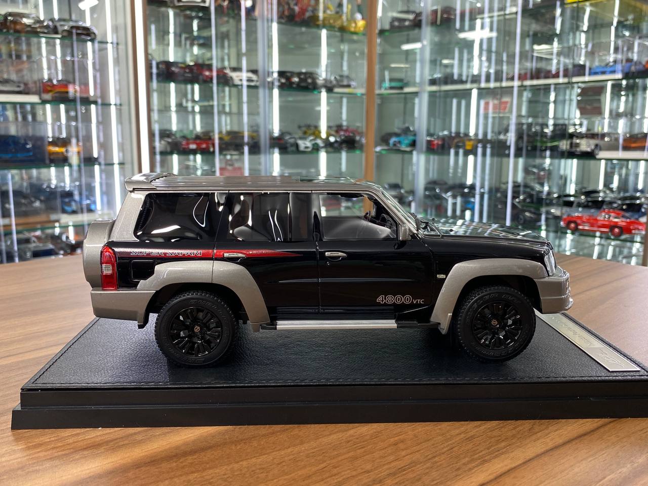 Ivy Model 1/18 Nissan Patrol Super Safari Y61 – Black, Limited Edition