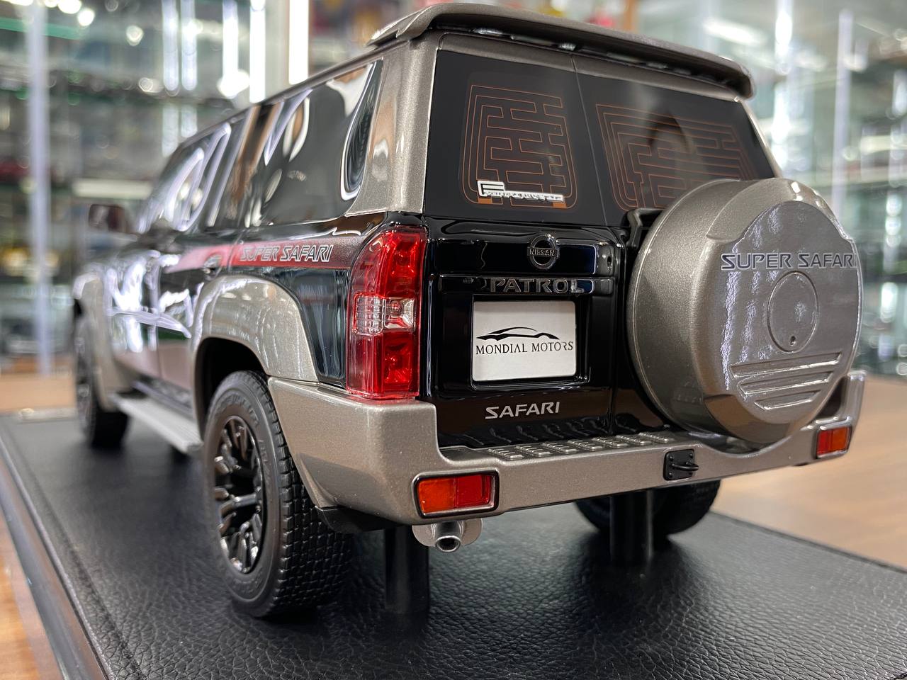 Ivy Model 1/18 Nissan Patrol Super Safari Y61 – Black, Limited Edition