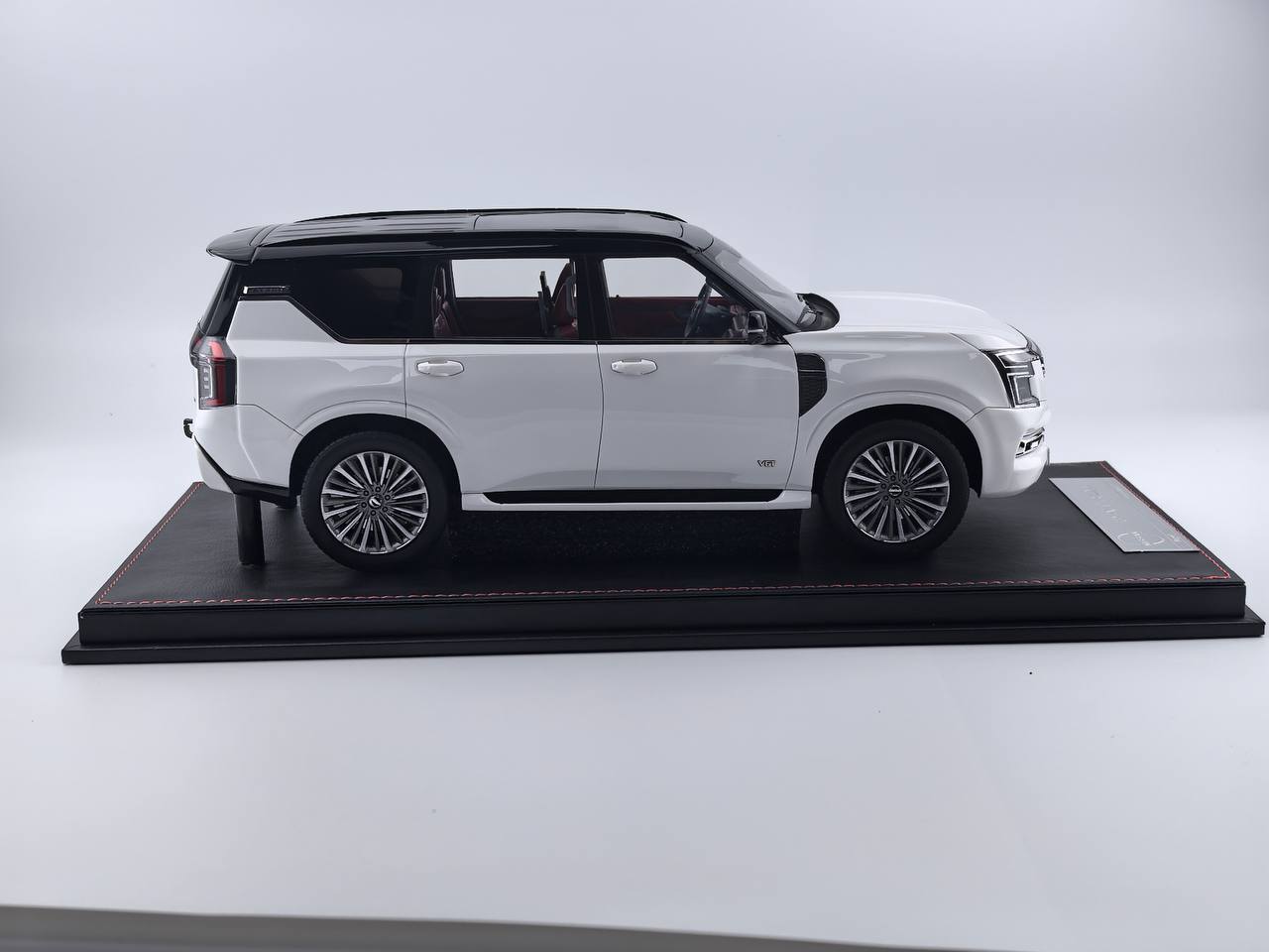 ★[Pre-Order | Delivery Sep 2025] 1/18 Diamand Nissan Patrol Y63 – White / Black – Limited Edition