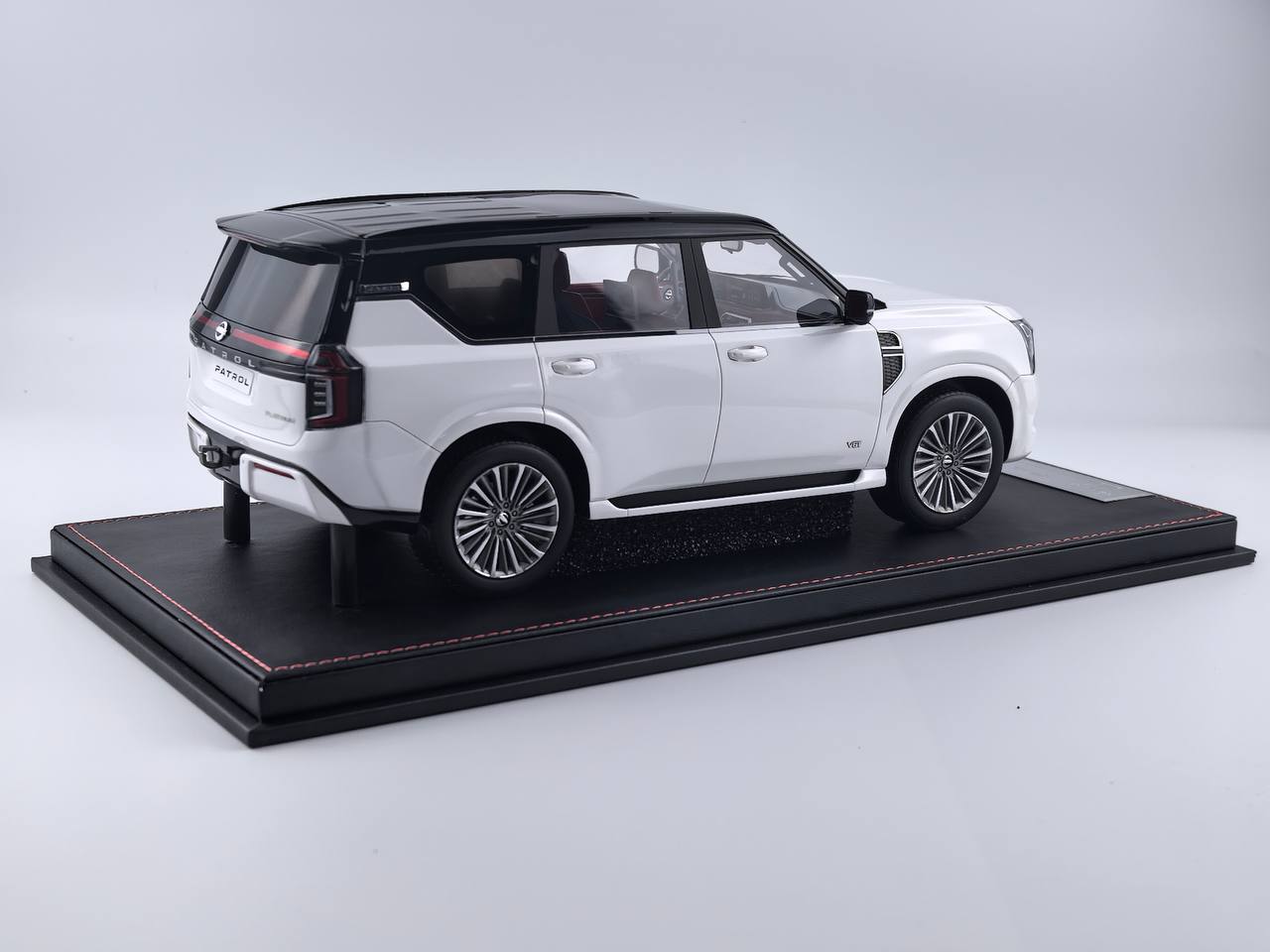 ★[Pre-Order | Delivery Sep 2025] 1/18 Diamand Nissan Patrol Y63 – White / Black – Limited Edition