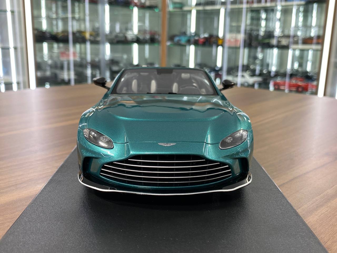 1/18 Resin Model GT Spirit Aston Martin V12 Vantage Roadster 2023 – Green – Limited Edition