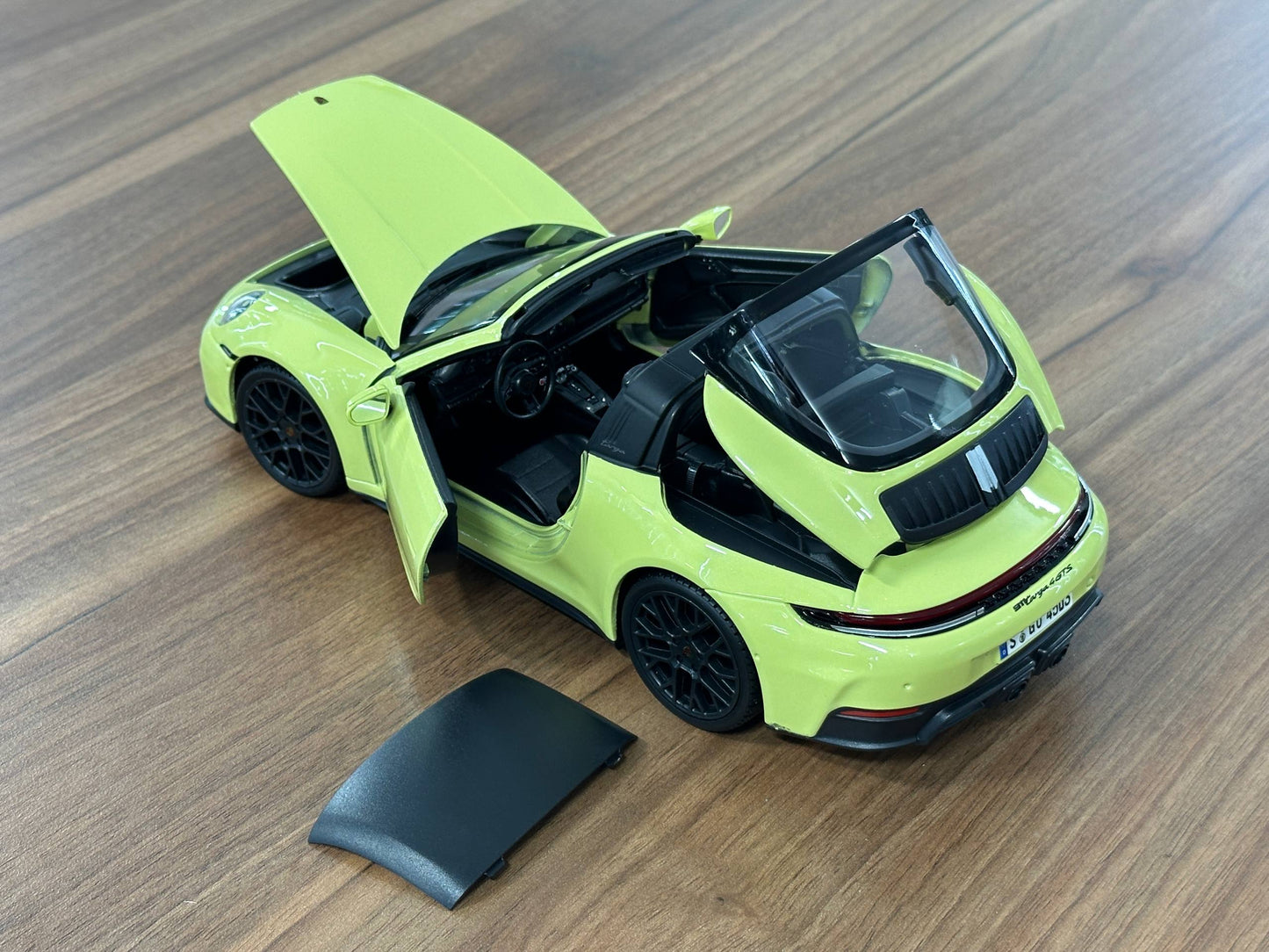 1/18 Diecast
Maisto
Porsche 911 Targa 4 GTS 992.2
Yellow