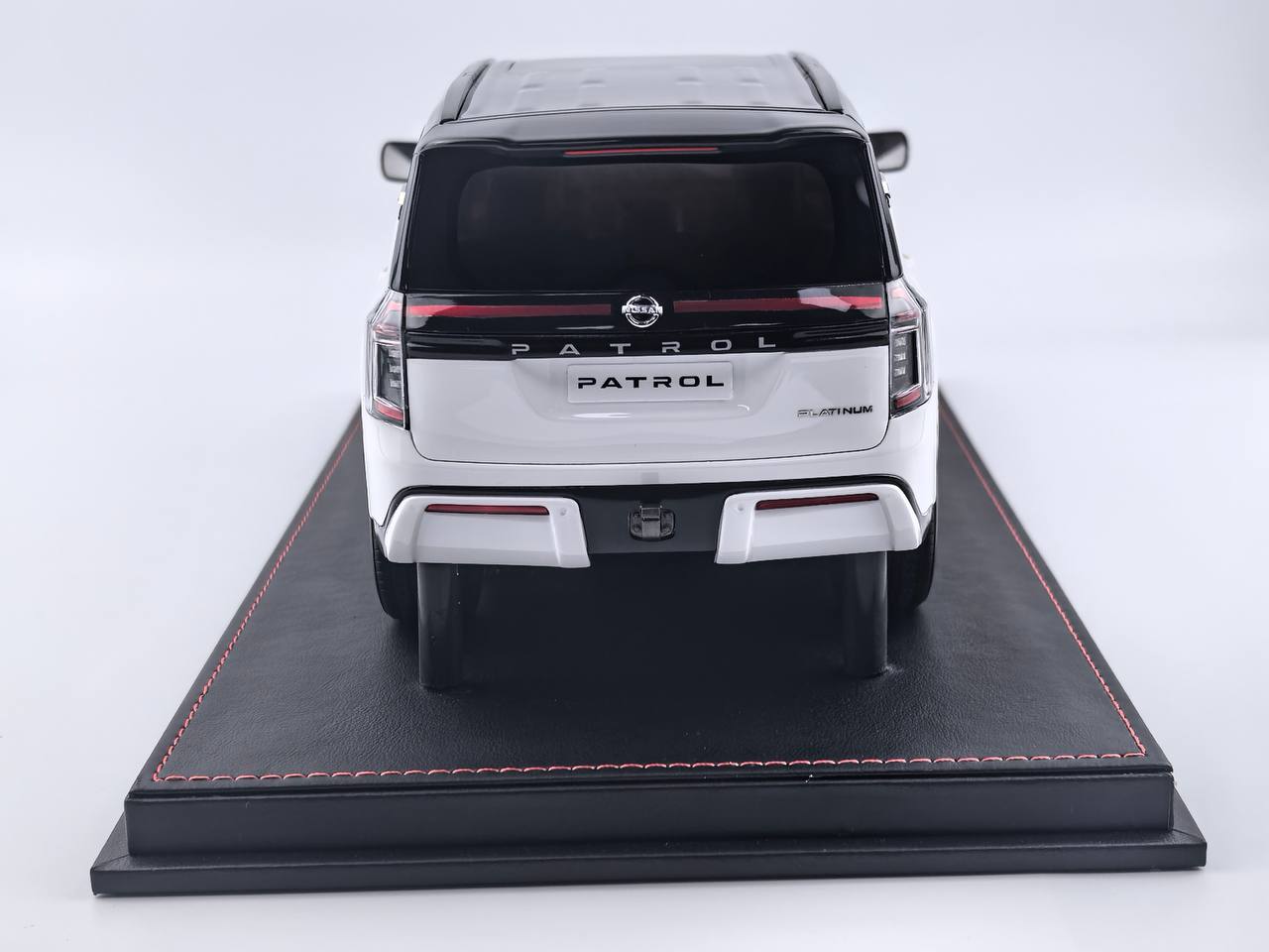 ★[Pre-Order | Delivery Sep 2025] 1/18 Diamand Nissan Patrol Y63 – White / Black – Limited Edition