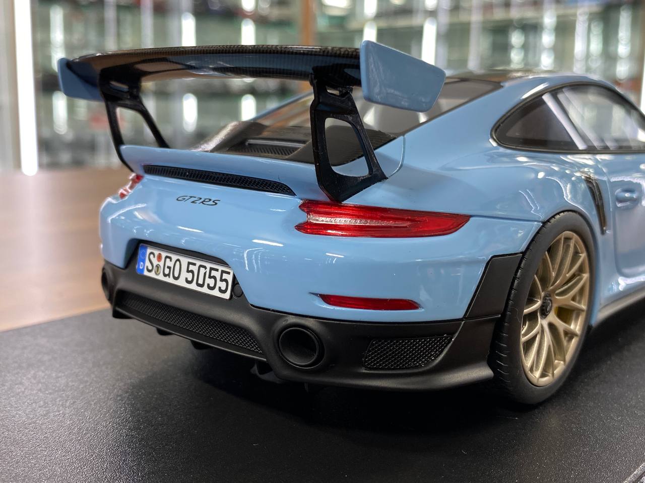 1/18 Resin Model GT Spirit Porsche 911 (991.2) GT2 RS – Gulf Blue – Limited Edition