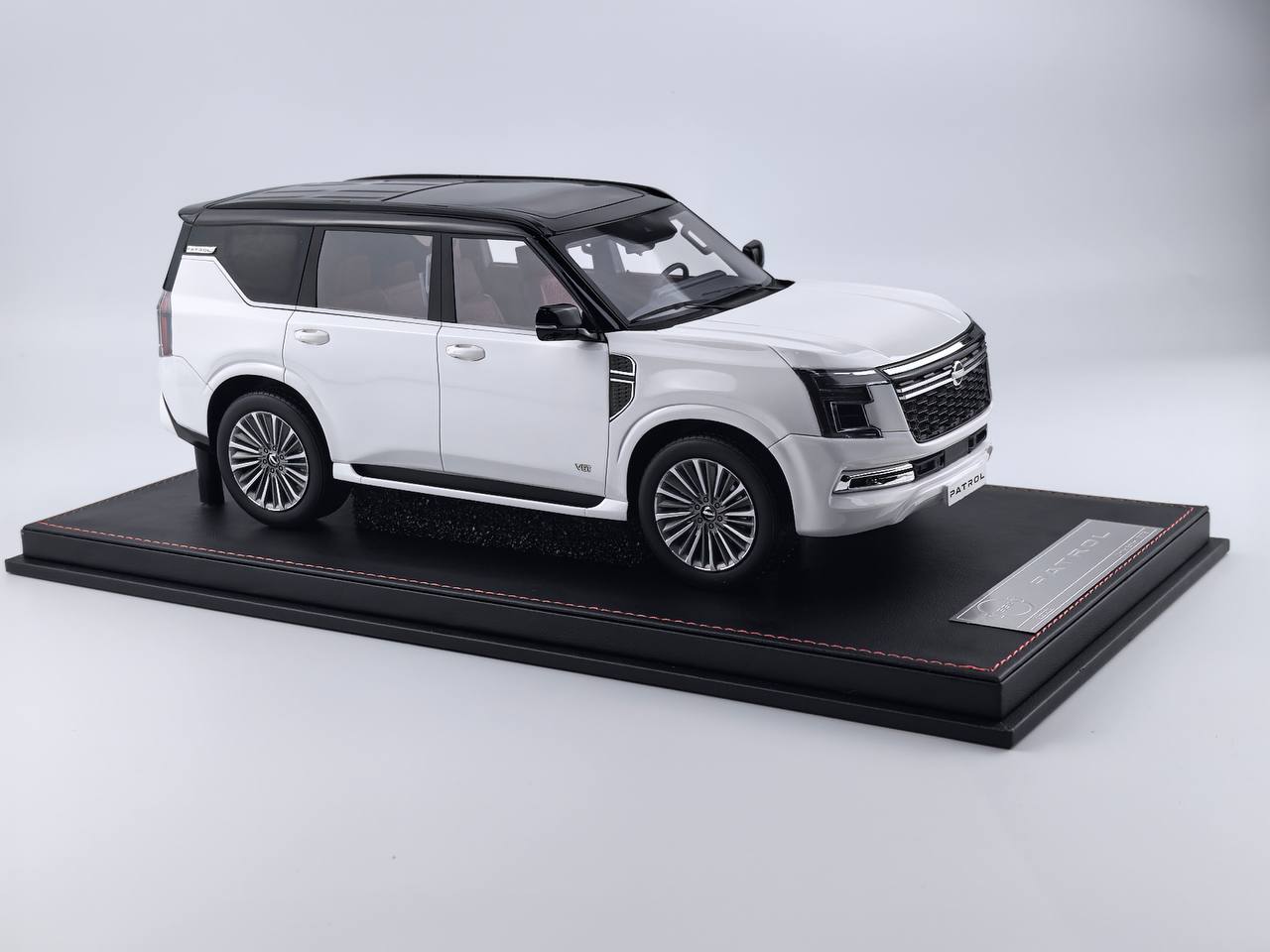 ★[Pre-Order | Delivery Sep 2025] 1/18 Diamand Nissan Patrol Y63 – White / Black – Limited Edition