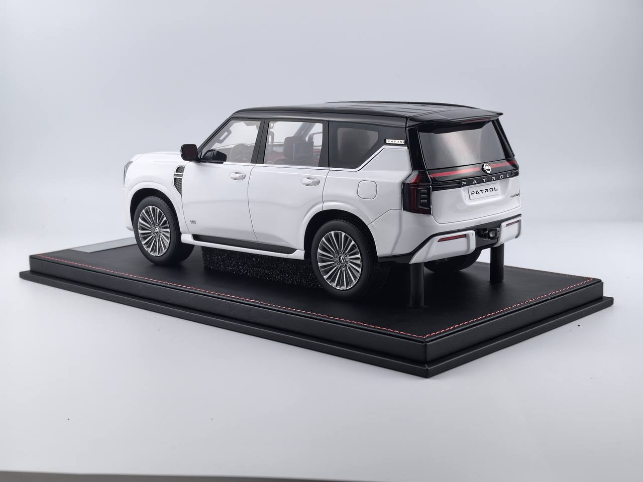 ★[Pre-Order | Delivery Sep 2025] 1/18 Diamand Nissan Patrol Y63 – White / Black – Limited Edition