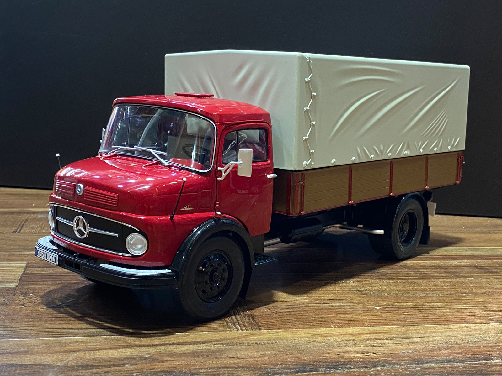 MHI MERCEDES BENZ L911 TRANSPORTE DE MERCEDES BENZ CON CHOFER ORANGE 450044700 SCHUCO 1:18 LIMITADO A 1000 PCS – COCHES ESCALA 1:18 MHI MERCEDES BENZ L911 TRANSPORTE DE MERCEDES BENZ CON CHOFER ORANGE 450044700 SCHUCO 1:18 LIMITADO A 1000 PCS – COCHES ESCALA 1:18