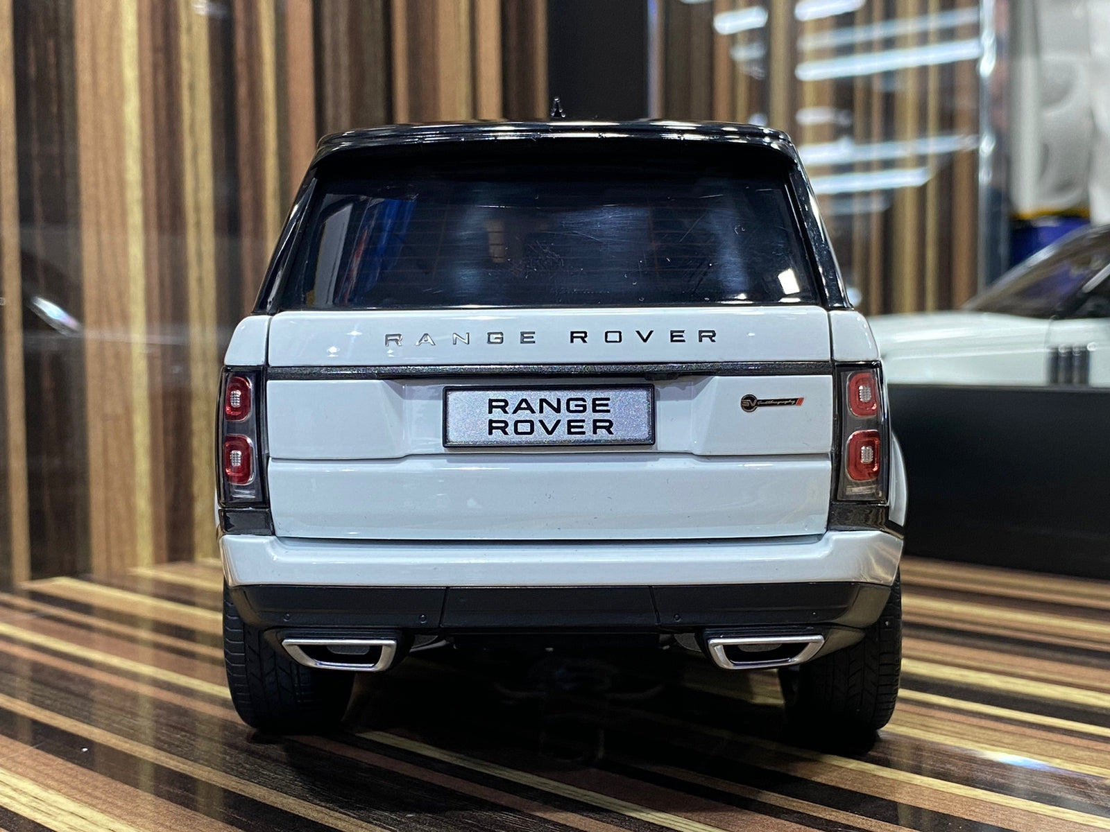 1/18 Land Rover Range Rover SV Autobiography Dynamic 2017 White LCD-Model