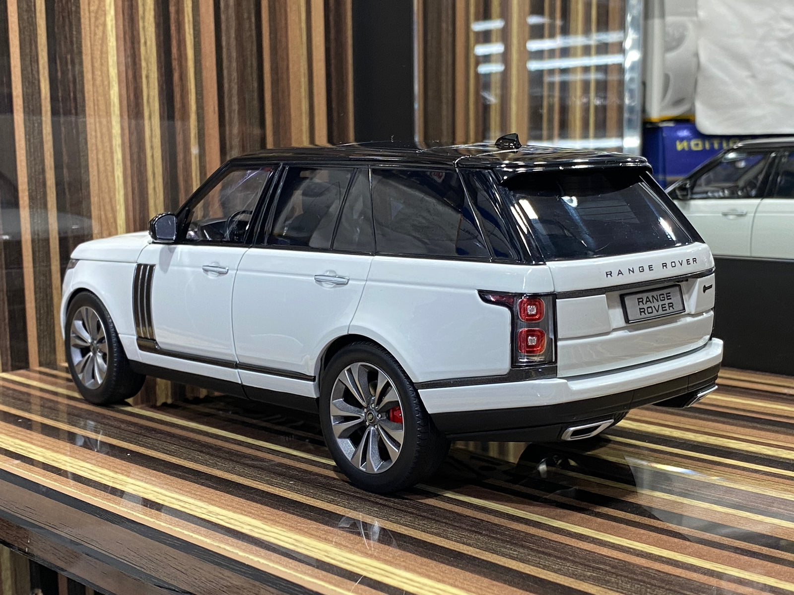 1/18 Land Rover Range Rover SV Autobiography Dynamic 2017 White LCD-Model