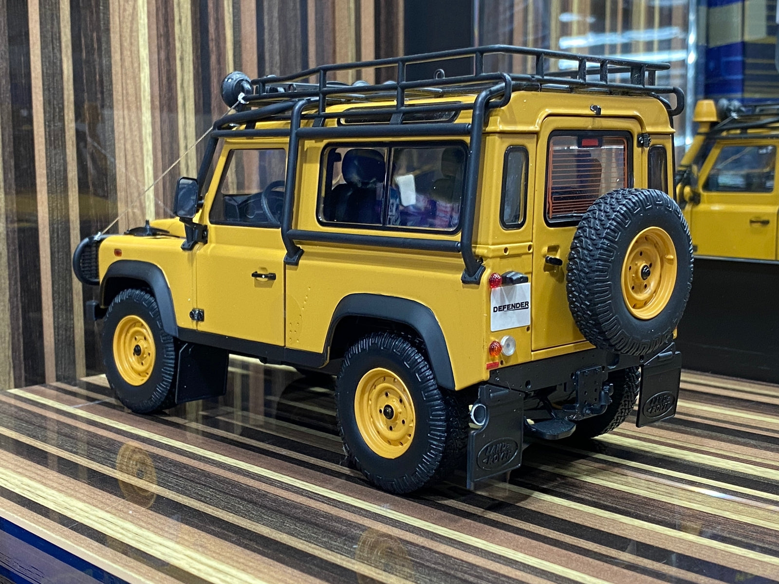 1/18 Diecast Land Rover Defender 90 Adventure 2007 Yellow Kyosho Scale Model Car