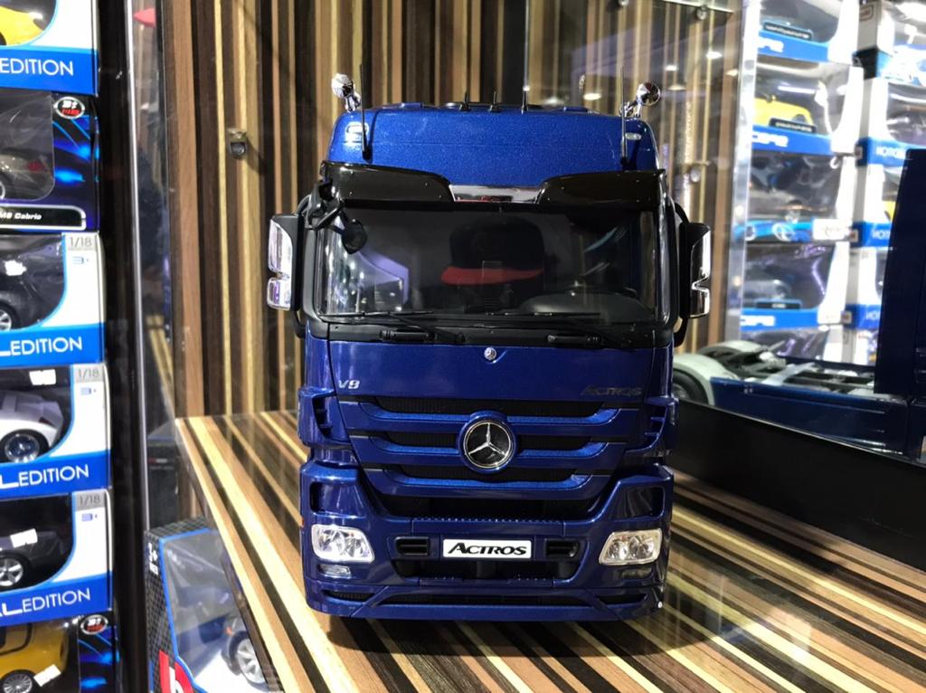 1/18 Diecast Miniature Mercedes-Benz Actros Blue Model Car