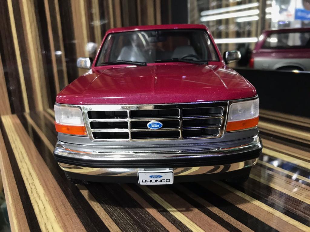 1/18 Diecast Ford Bronco 1996 Maroon by  Green Light
