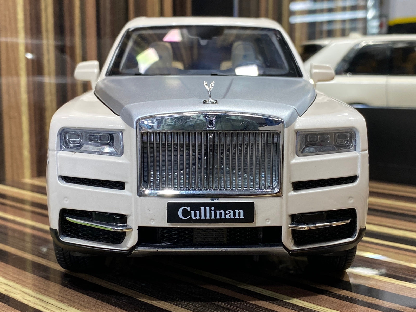 1/18 Diecast Rolls-Royce Cullinan white & silver Kyosho Scale Model Car