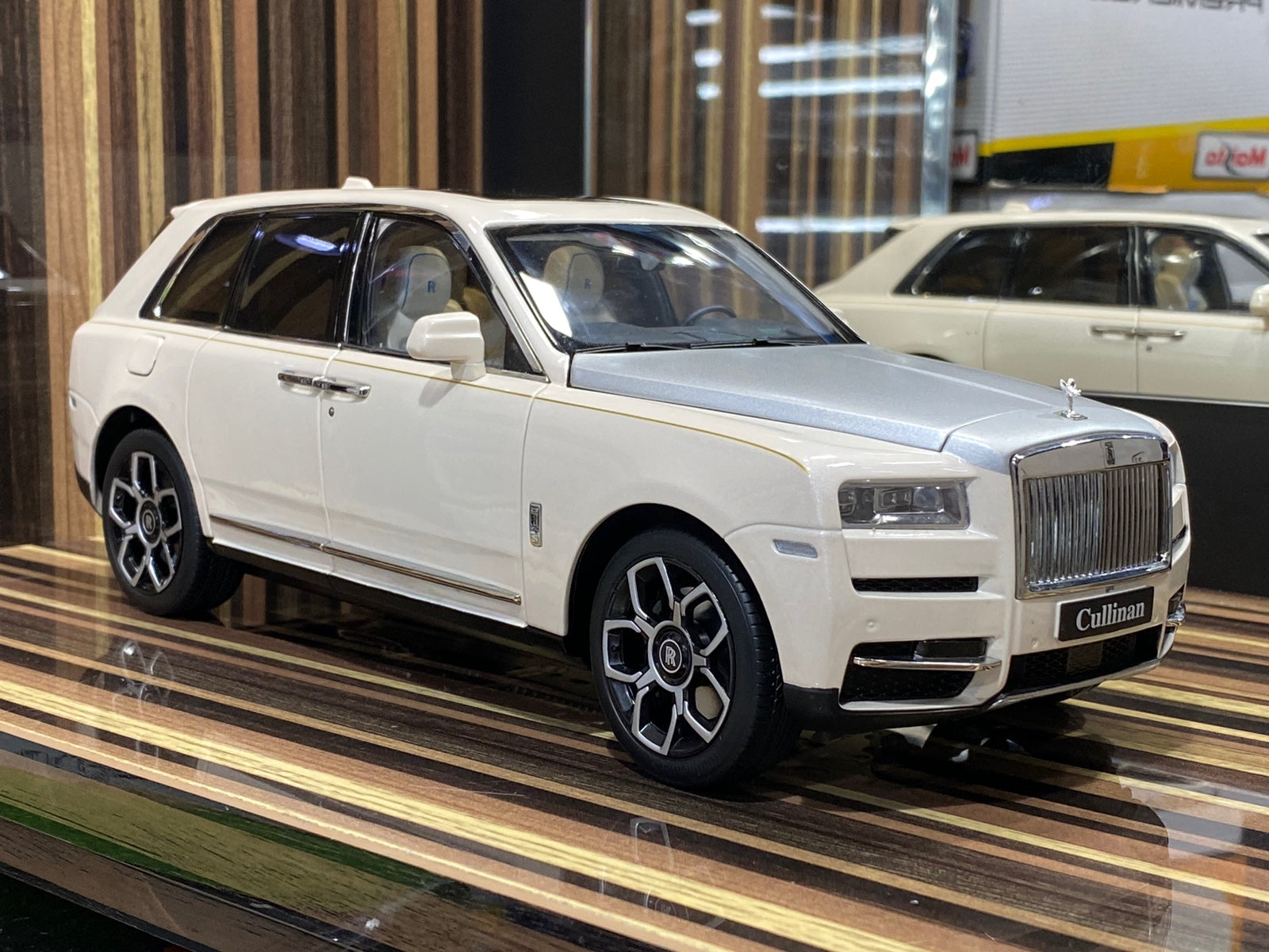 1/18 Diecast Rolls-Royce Cullinan white & silver Kyosho Scale Model Car