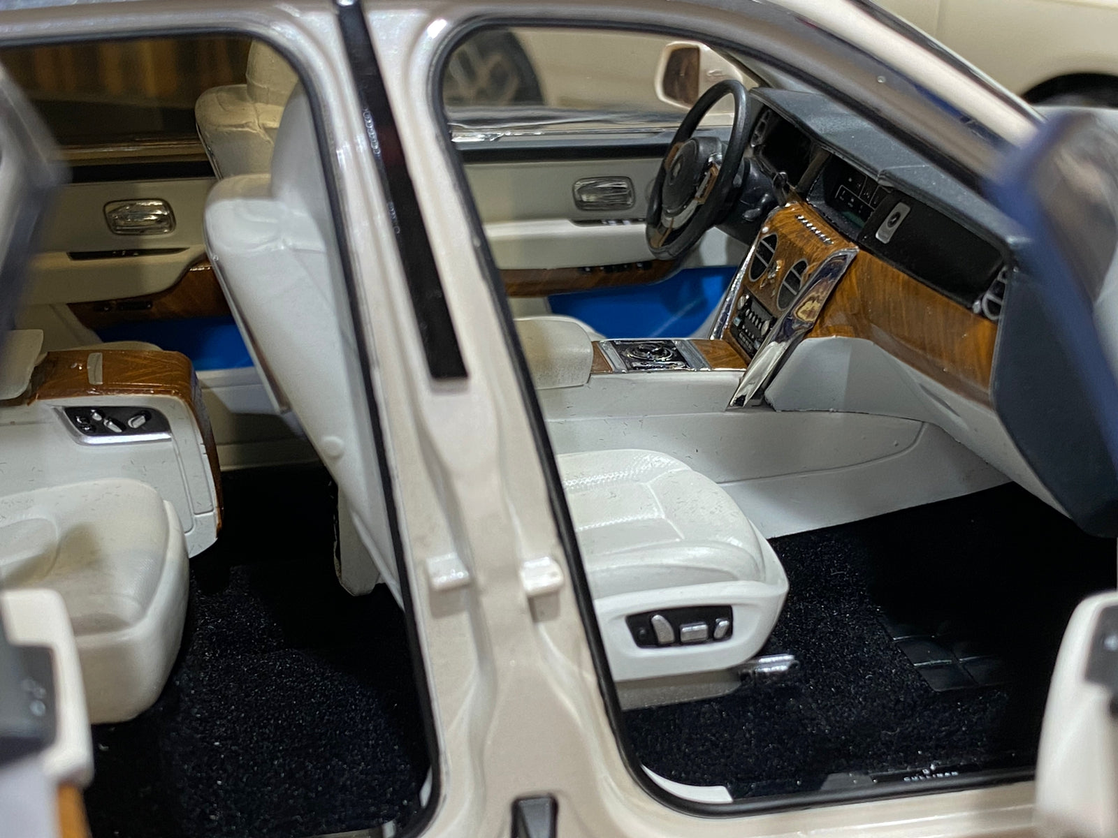 1/18 Diecast Rolls-Royce Cullinan white & silver Kyosho Scale Model Car