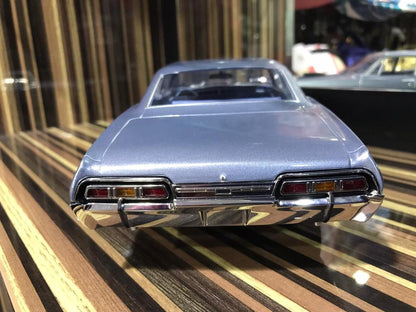 1/18 Resin Chevrolet Impala Sedane 1967 Light Blue Model Car by Green Light
