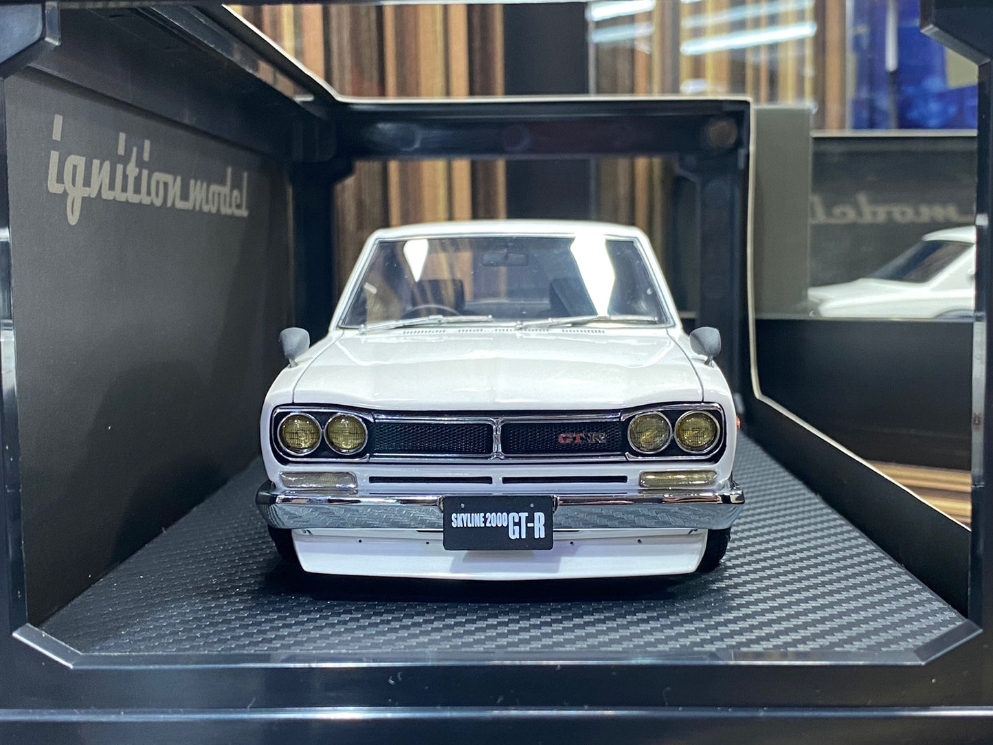 1/18 Diecast Nissan Skyline 2000 GT-R White Ignition model Miniature Car