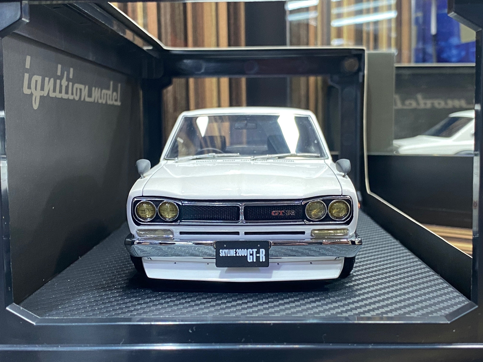 1/18 Diecast Nissan Skyline 2000 GT-R White Ignition model Miniature Car