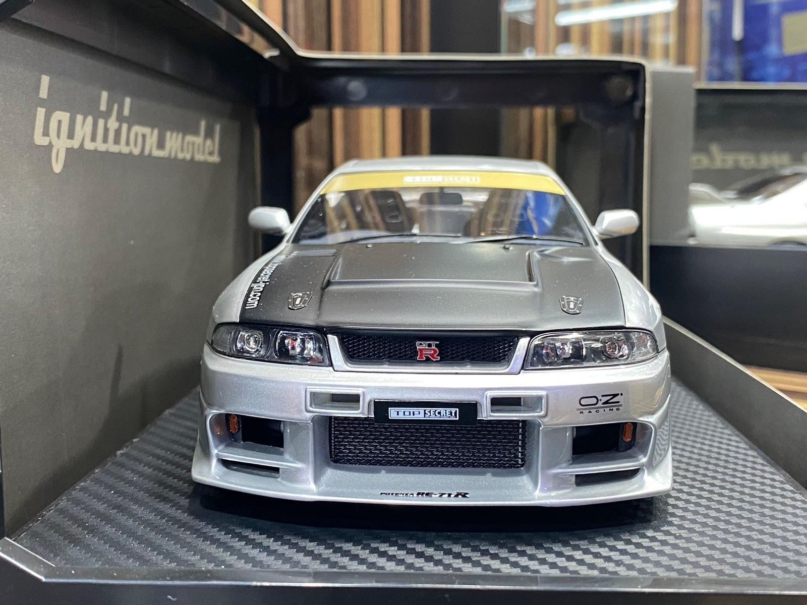 1/18 Diecast Nissan Skyline GT-R R33. Silver Ignition model Miniature Car
