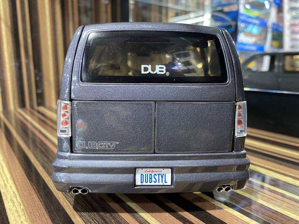 1/18 Diecast Chevrolet Astro Van Grey Model Car by Jada