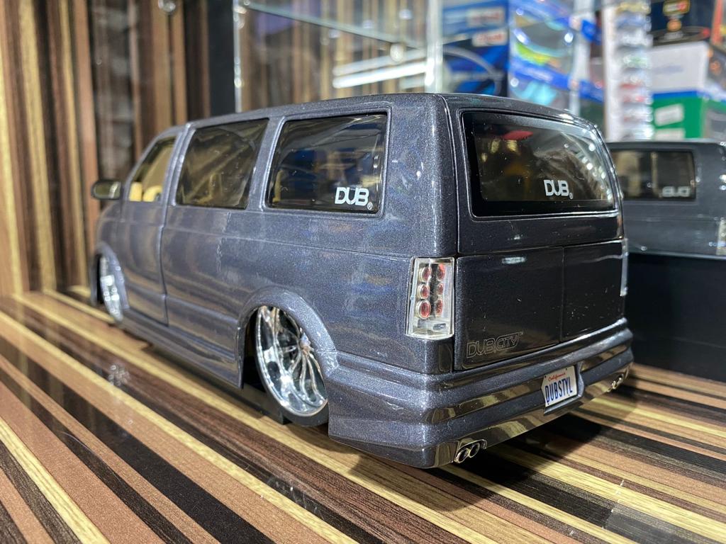 1/18 Diecast Chevrolet Astro Van Grey Model Car by Jada