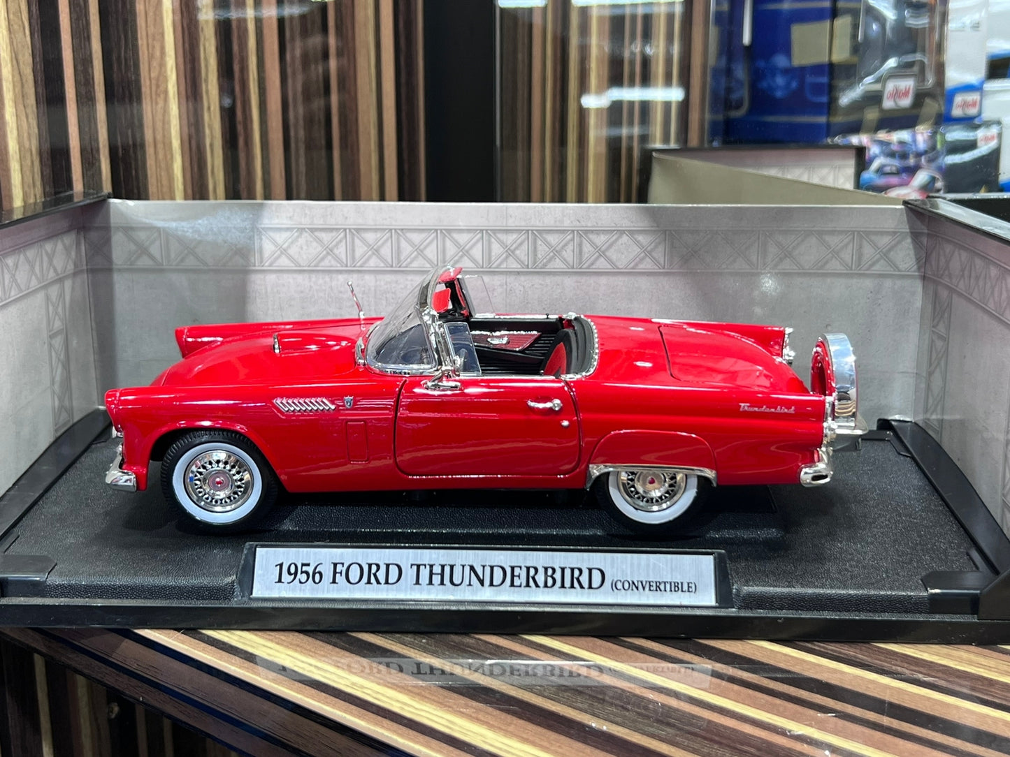 Ford Thunderbird convertible 1956 1/18 by Motormax