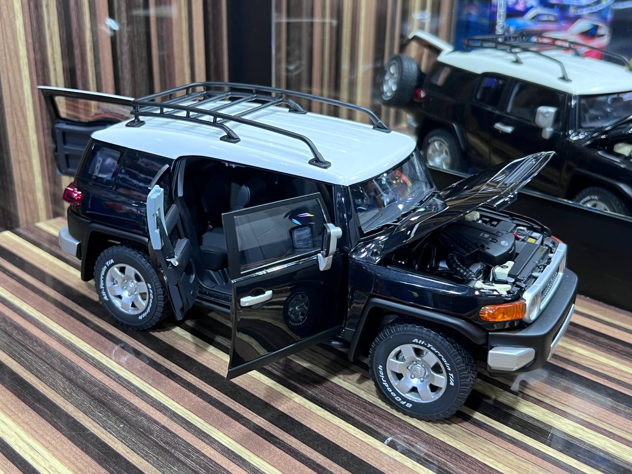 1/18 Diecast Toyota FJ Cruiser Black by AUTOart Scale Model Car