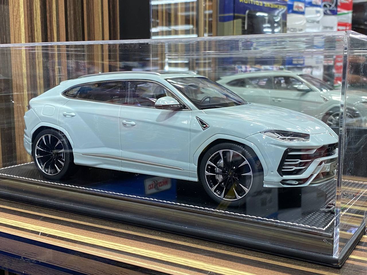MR 1/18 Lamborghini URUS SUV Limit Resin Diecast Model Car Hobby MR 1/18 Lamborghini URUS SUV Limit Resin Diecast Model Car Hobby